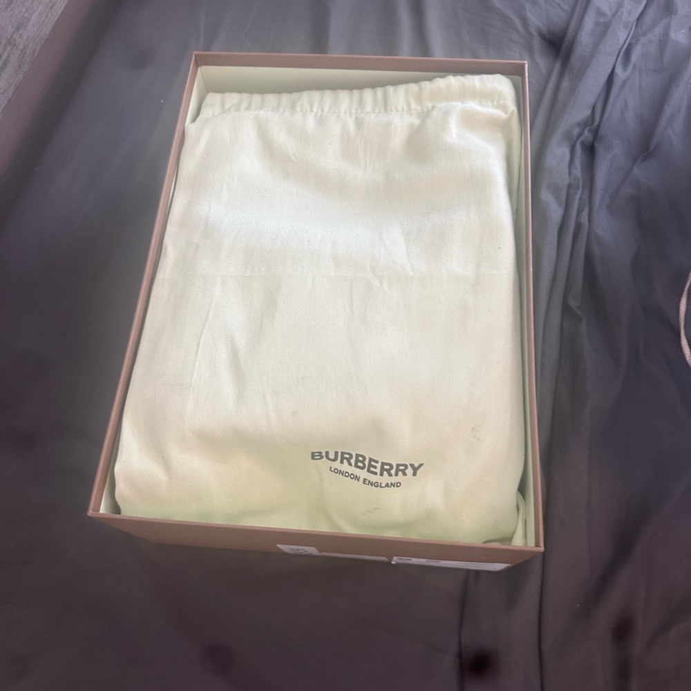 Burberry Sneakers. - Picture 2 of 4